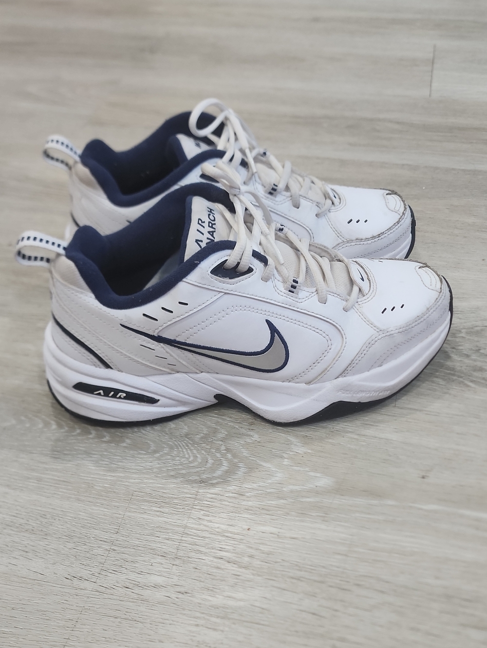 Nike Men’s White and Navy Athletic Sneakers Size 9